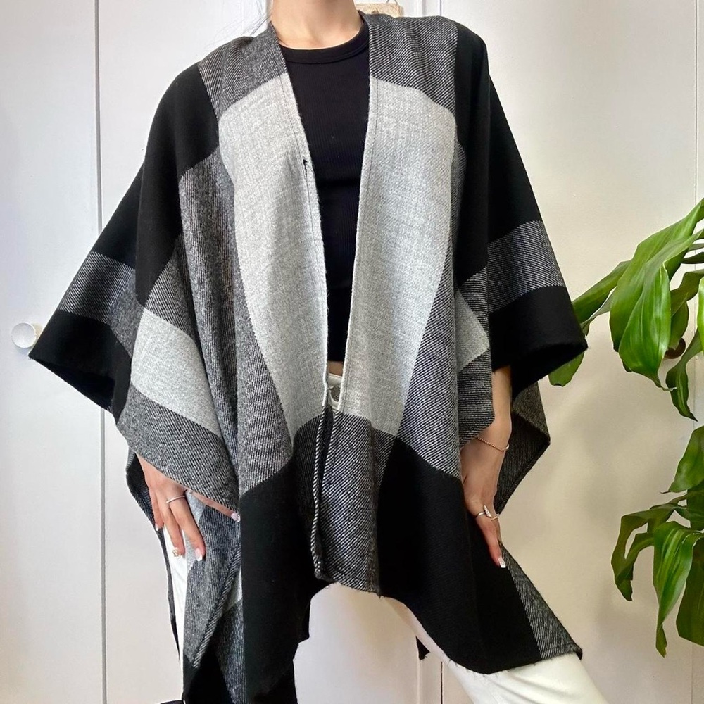 💜RW&CO Grey & Black Geometric Poncho